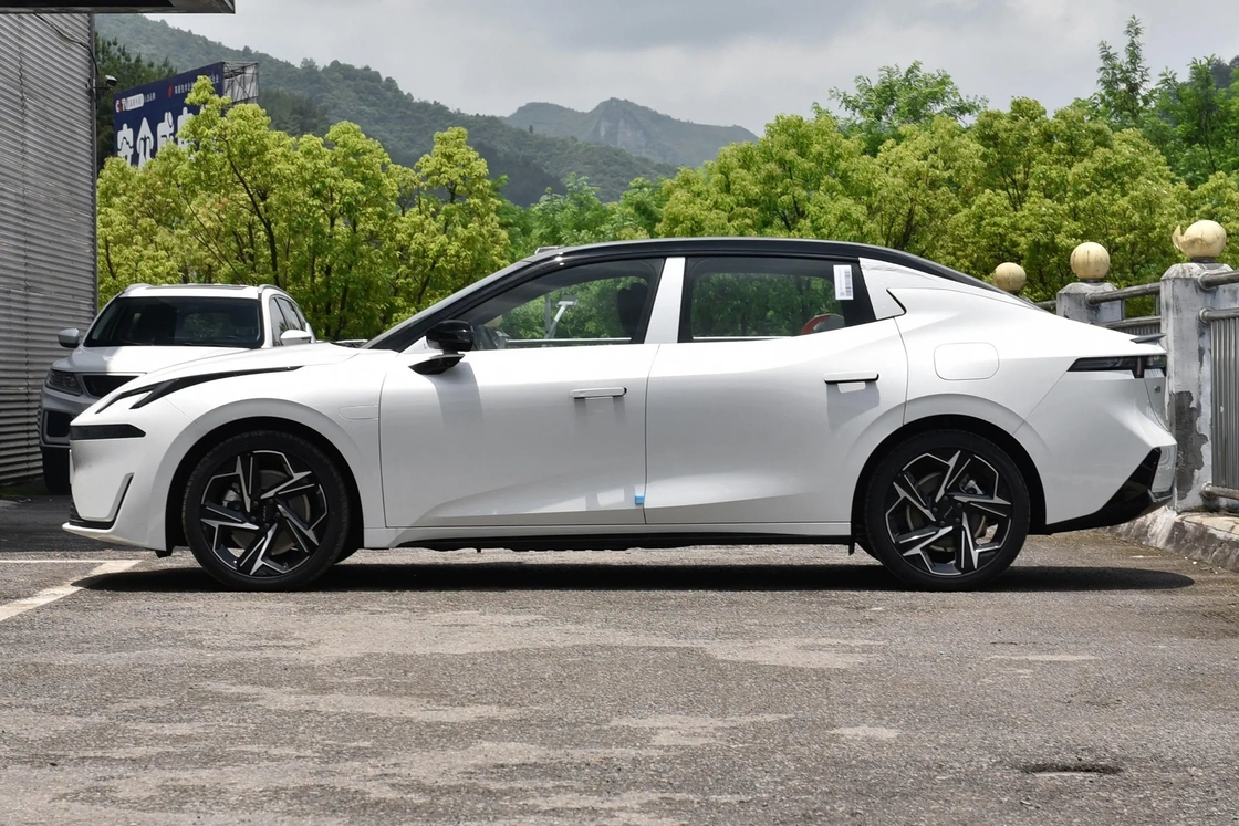 500 กิโลเมตร Lynk & Co รถยนต์ SUV ไฟฟ้าเต็ม พล๊อกอิน ไฮบริด รถชาร์จเร็ว 0.45 ชั่วโมง