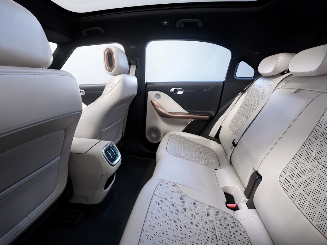 Smart1 รถไฟฟ้าที่ยั่งยืนและนวัตกรรมสําหรับ Mercedes Benz 272HP 400km Range Zero Emissions