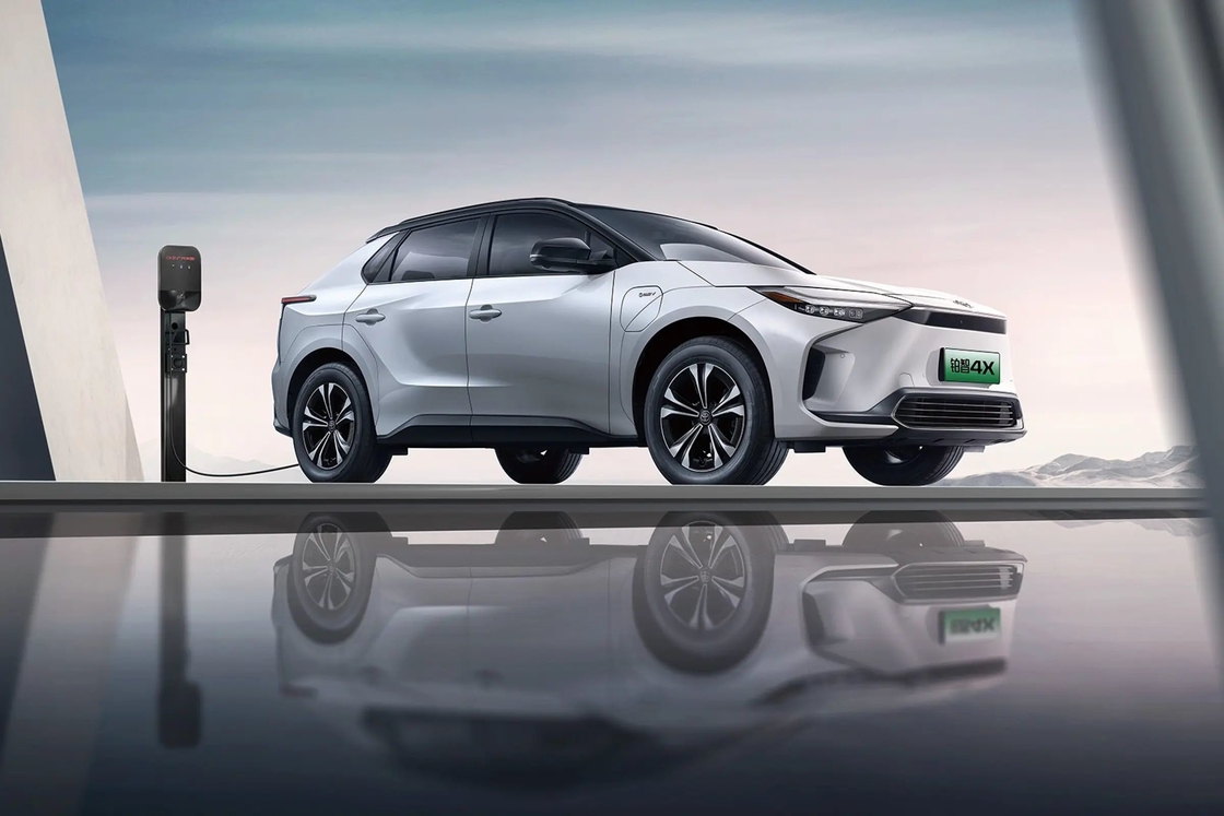 Hybrid Toyota Bz 4X SUV Electric สําหรับผู้บริโภคที่มีความสติในสิ่งแวดล้อมและผู้ชื่นชอบการออกกําลังกาย