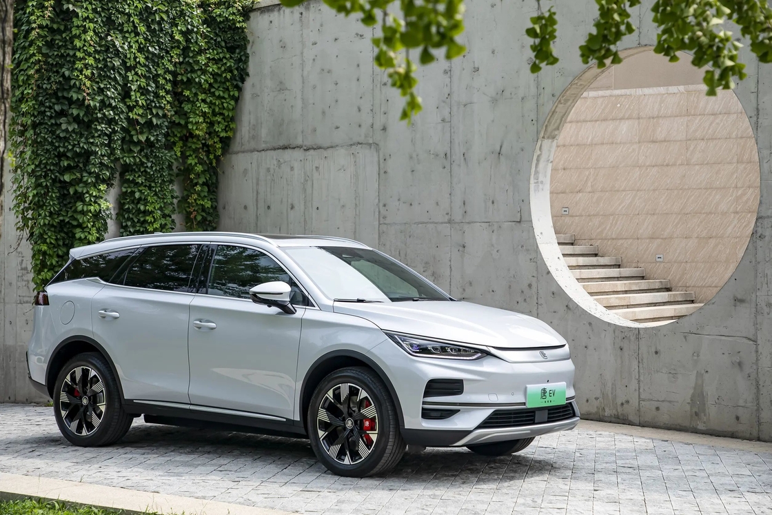 5 ที่นั่ง BYD Tang รถไฟฟ้า EV สําหรับการเดินทางในเมืองและการเดินทางระยะไกล