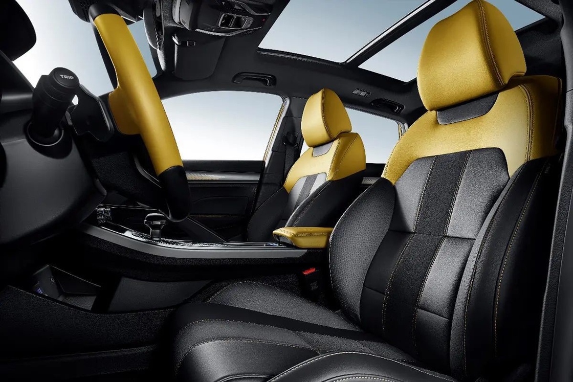 รถเบนซิน Geely พร้อมเครื่องปรับอากาศอัตโนมัติ และเก้าอี้หนังเพื่อการขับขี่ที่สบาย