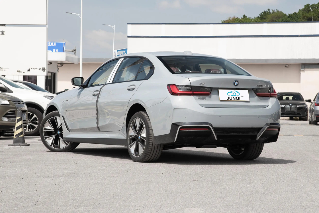 ปรับปรุงการขับรถของคุณด้วย เทคโนโลยีรถไฟฟ้า BMW และความยั่งยืนในหนึ่ง