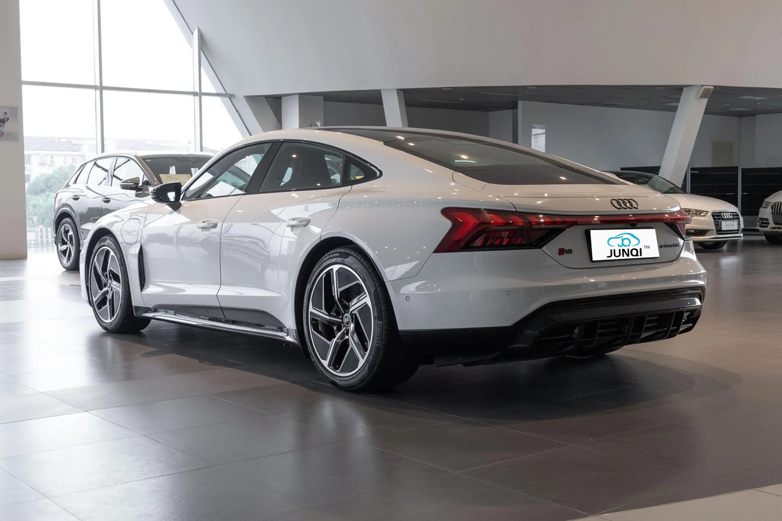 รถ SUV ขนาดใหญ่ของจีน สําหรับ Audi RS E-tron GT 510kW 495km ระยะยาว รถไฟฟ้าบริสุทธิ์สําหรับผู้ใหญ่