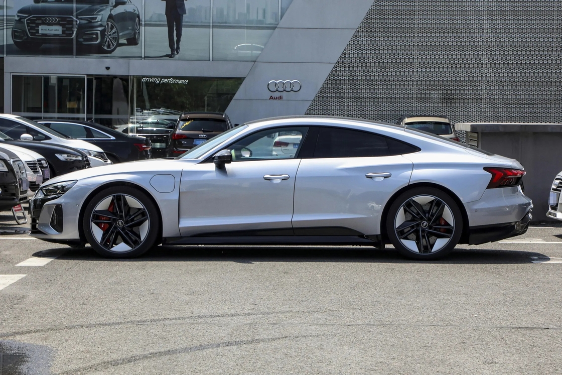 2024 รถยนต์ SUV ขนาดใหญ่ของจีน สําหรับ Audi RS E-tron GT 510kW 495km ระยะยาว รถไฟฟ้าบริสุทธิ์ สําหรับผู้ใหญ่