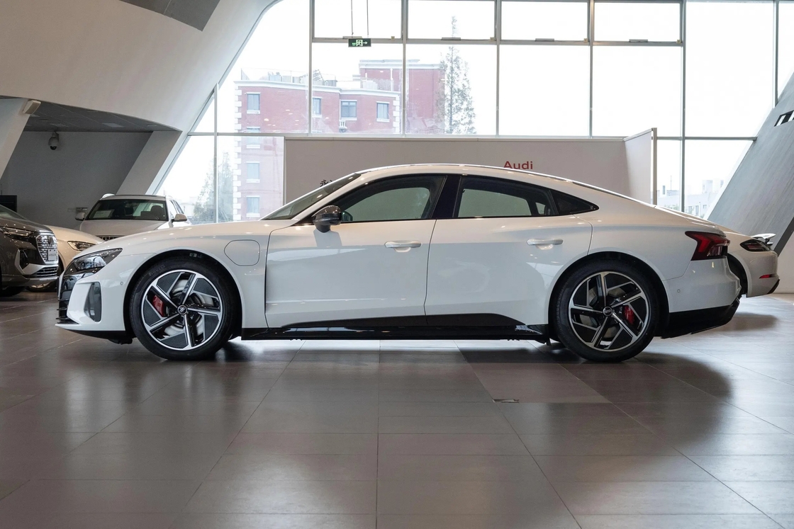 รถ SUV ขนาดใหญ่ของจีน สําหรับ Audi RS E-tron GT 510kW 495km ระยะยาว รถไฟฟ้าบริสุทธิ์สําหรับผู้ใหญ่
